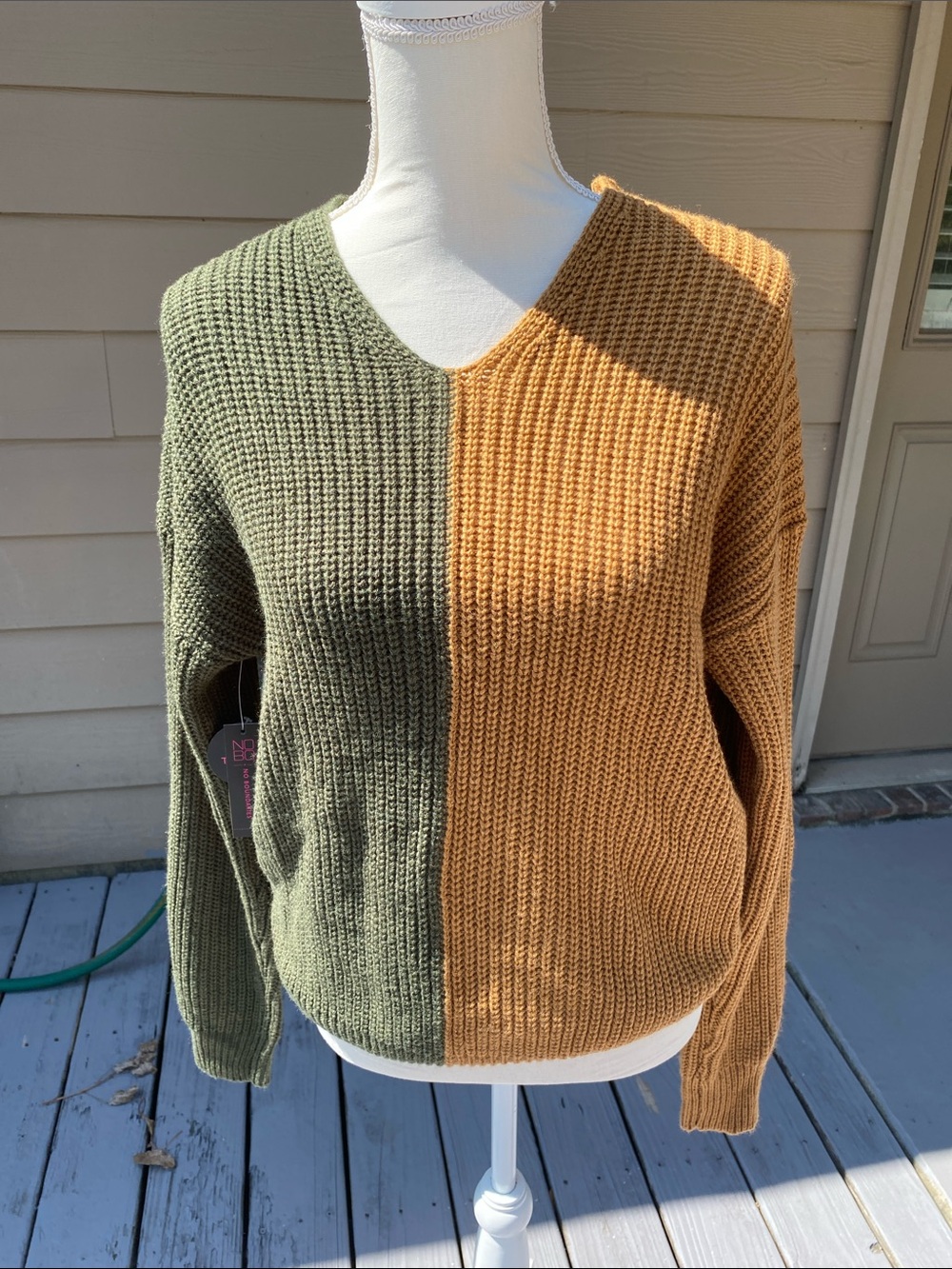 4/$20 NWT color split cropped sweater with gathered back